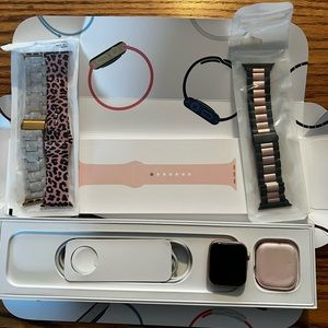 Apple Series 6 Watch 40 mm & 4 Watch Bands